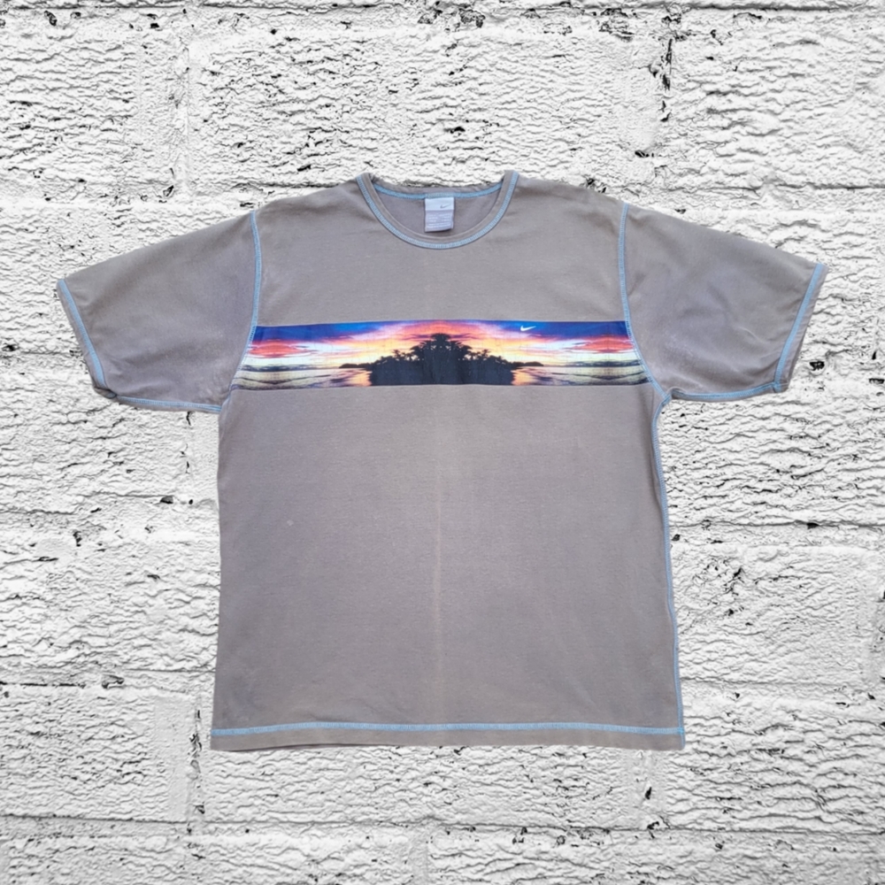 Vintage Nike Graphic T-Shirt - Picture 1 of 8
